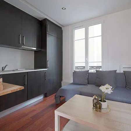 Small Studio Next To Invalides * Párizs