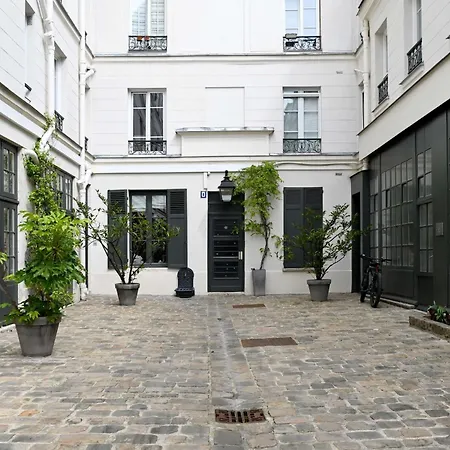 Small Studio Next To Invalides * Párizs