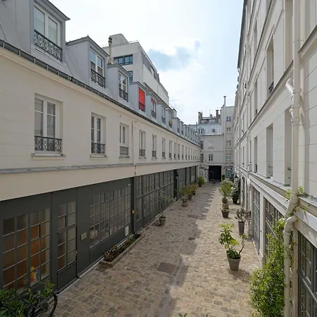 Small Studio Next To Invalides Párizs