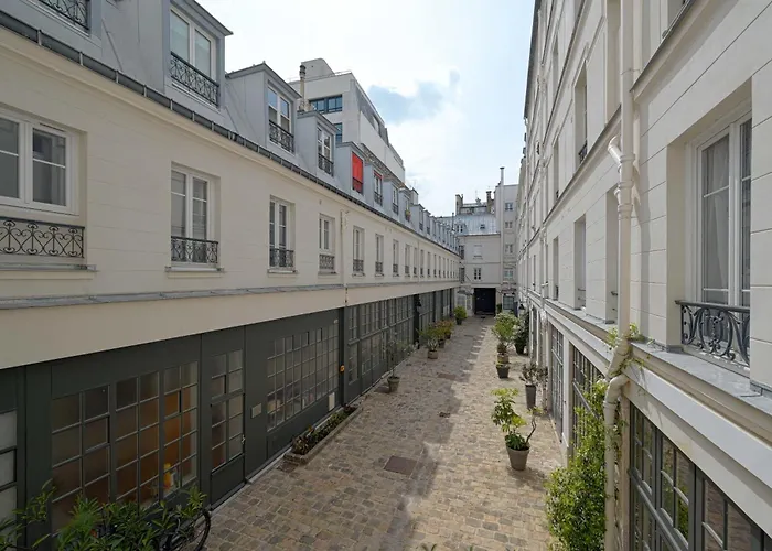 Small Studio Next To Invalides パリ